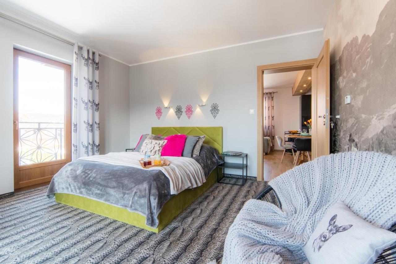 One-Bedroom Apartment Balcony Mountain View