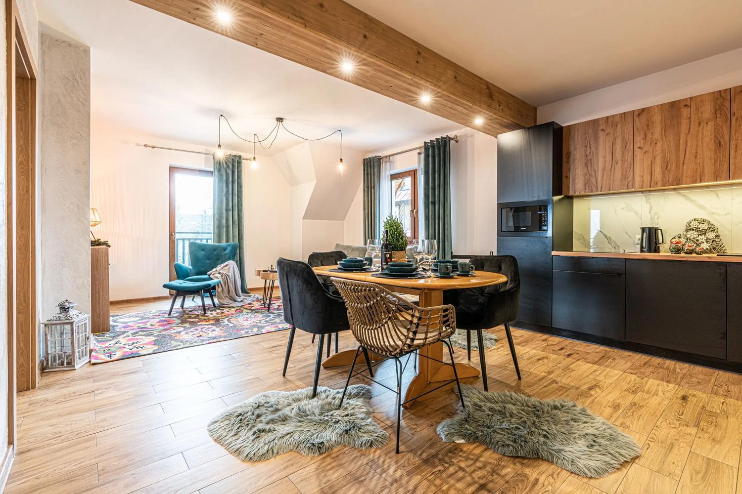 One-Bedroom Apartment Balcony Mountain View